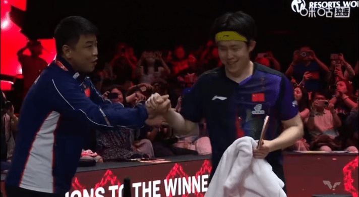 王楚钦夺冠，看把王皓给稀罕的😁没办法，每次都救皓哥与水火中的男人，皓哥实在