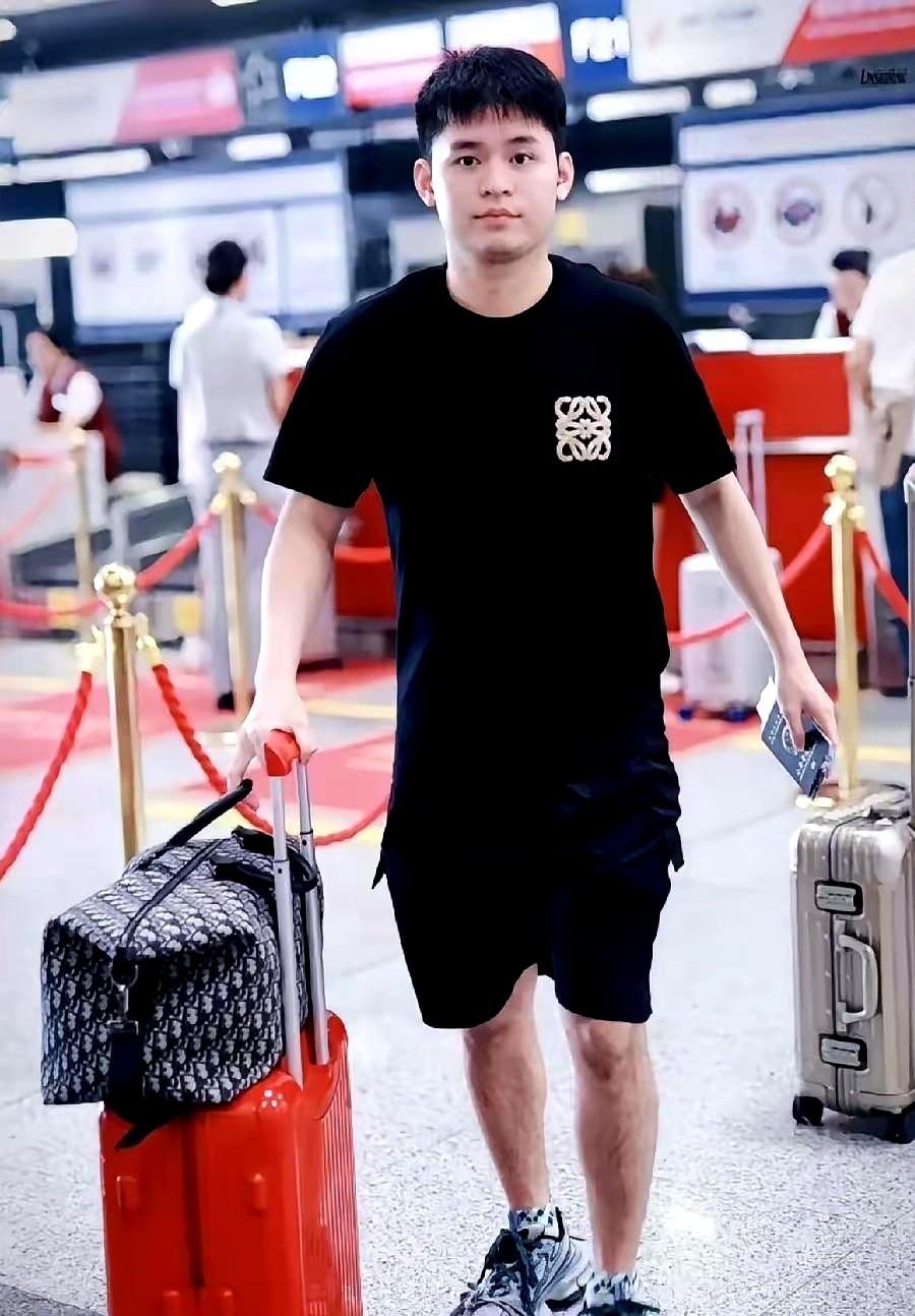 国乒今日已经出发瑞典去参加瑞典大满贯。王皓亲自领着横滨赛原班人马连同林诗栋陈俊