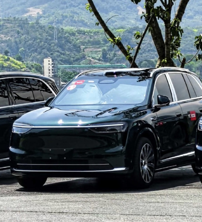 问界新M7这是开始拍摄了？不得不说改的太成功了，气质直接上升不止一个档次。不对，