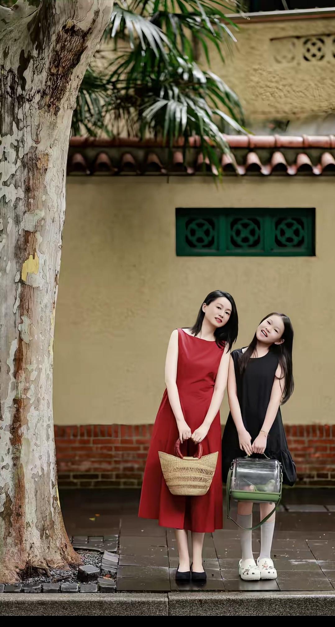 衣服真是越简单越好看，女儿比妈妈更有镜头感。
