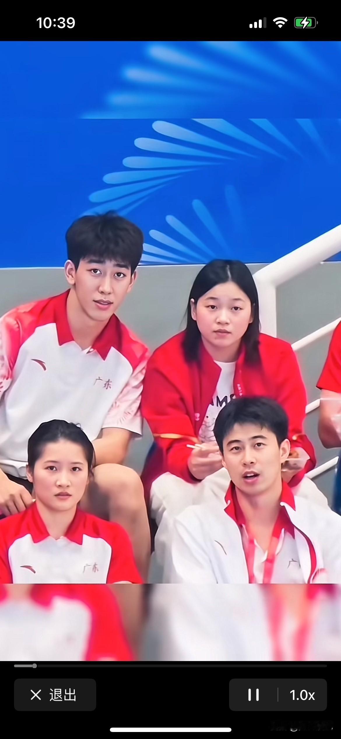 全红婵在集体拍照时，不顾大家的感受，自己就在哪里吃起来，旁边师哥一时提醒，她也是