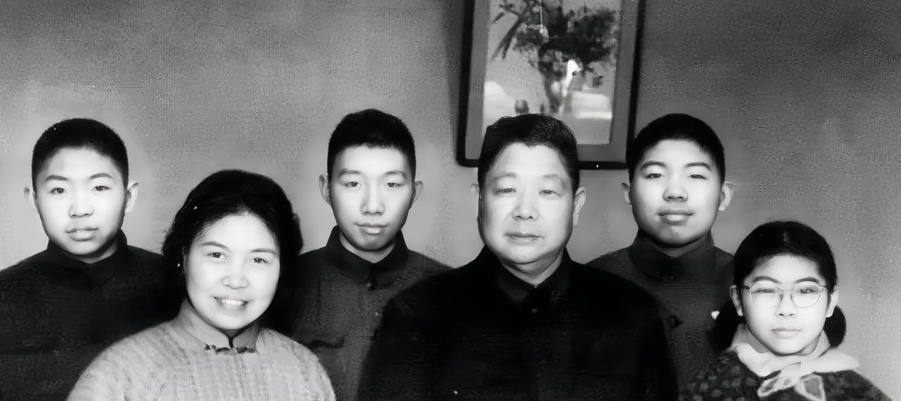 开国上将陈锡联共有三个儿子：陈再强、陈再文、陈再方。长子陈再强，长期在后勤系统服