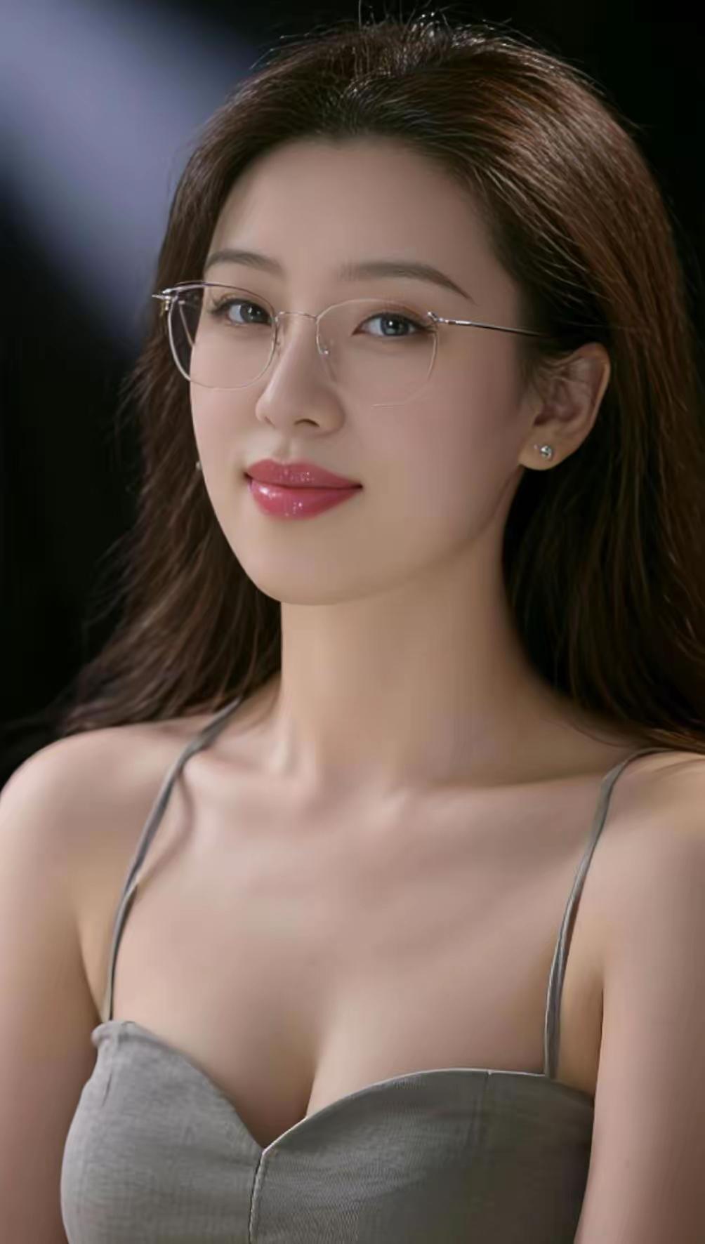 云赞-佳人青云/赋云笺漫卷写风华，无袖裙纱舞落霞；墨染青山藏雅韵，诗成锦