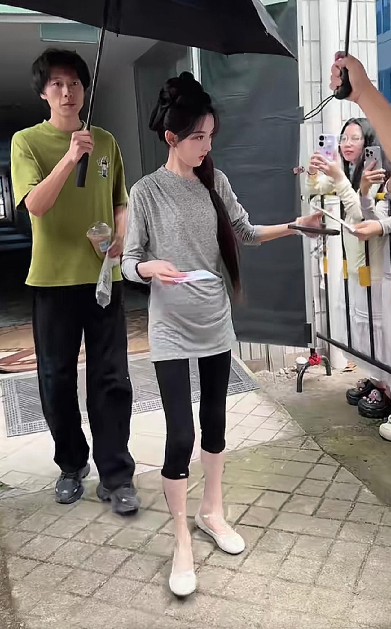 2026年6月10日，宋祖儿拍摄古装剧《司宫令》结束当日戏份出门，这组上下班路透