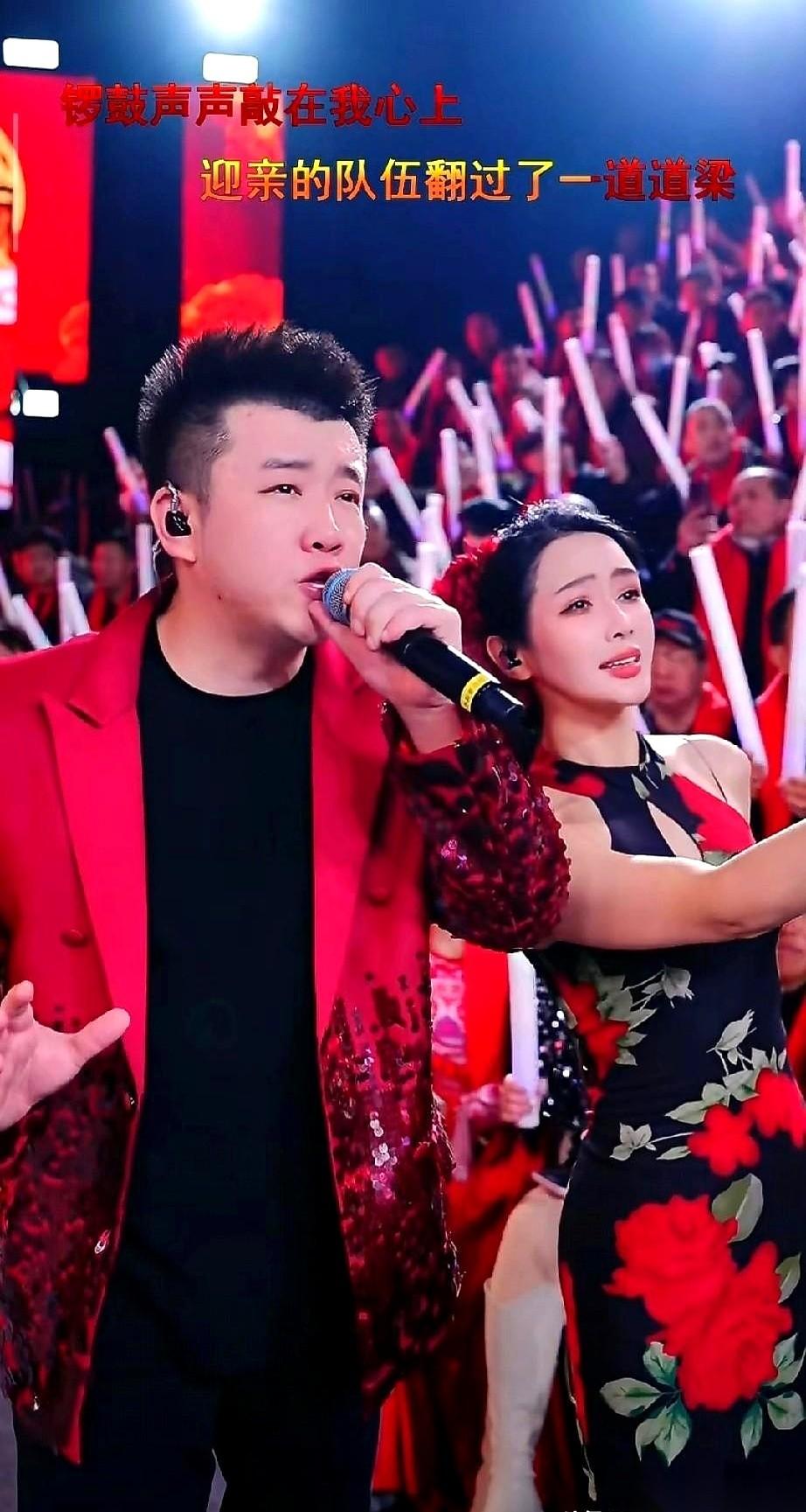 半夜刷到他俩分手的消息，有点恍惚。男方把所有责任都揽过去了：「是我的原因」。