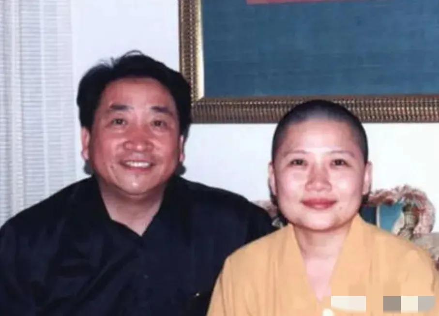 2000年，姜昆在国外偶遇已经出家的李娜，出于好奇，姜昆问她：“你到底为什么出家