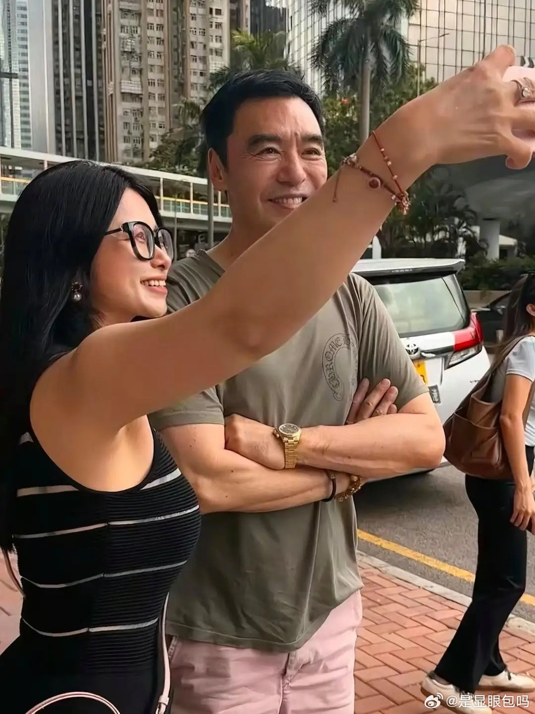 73岁钟镇涛在香港街头被偶遇，他穿着一身简单休闲服，身材健硕，胸肌饱满，精神状态