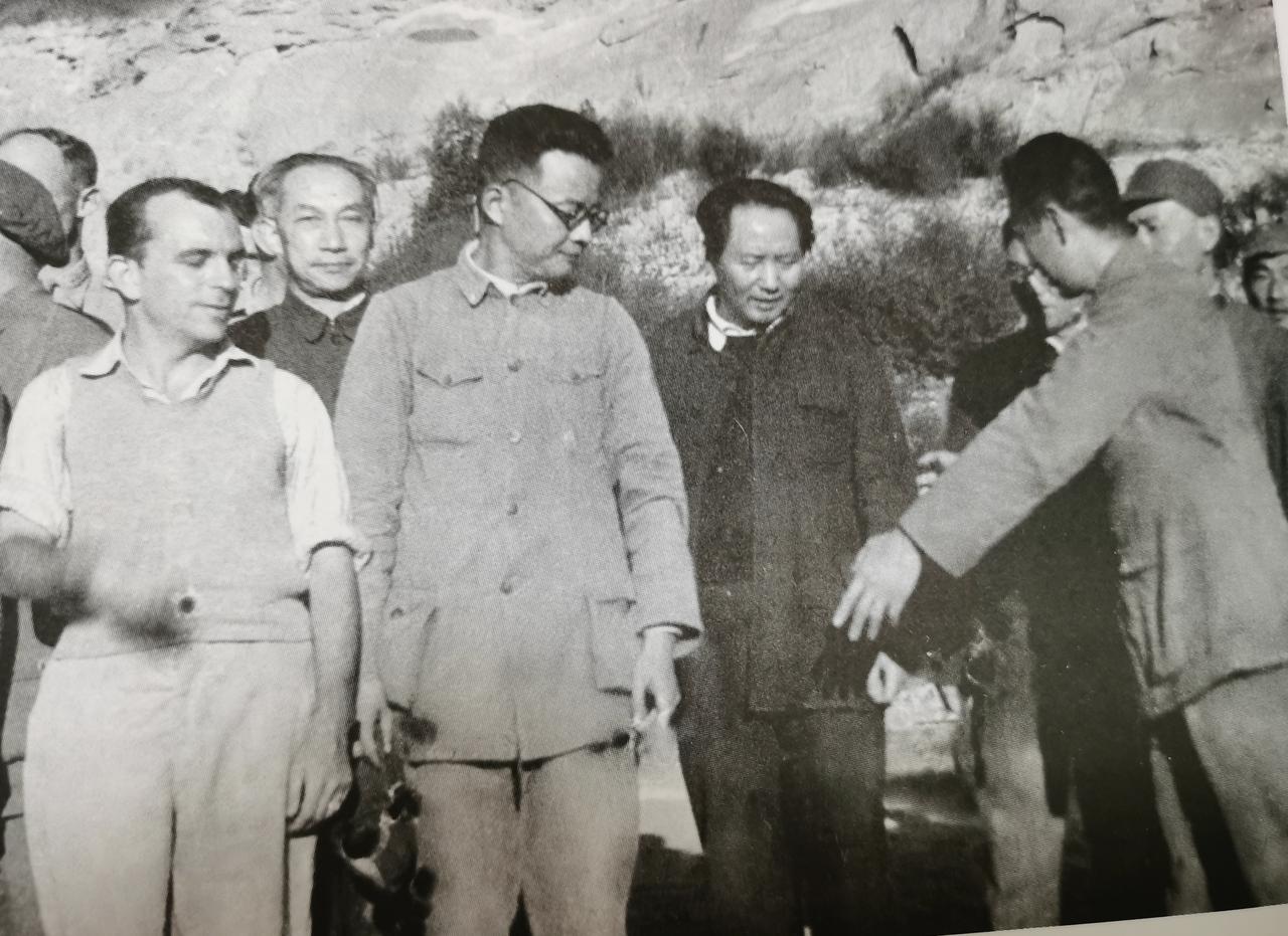 无比珍贵的延安时期老照片。我只认识毛主席。毛主席身旁的应该也都是大人物吧。