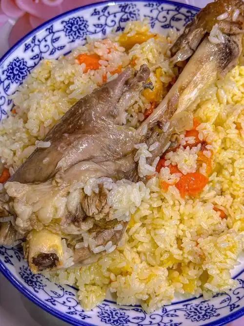 为什么说全国所有美食里面最好的就是新疆饭。 相关对比显示，一碗重庆小面售价1