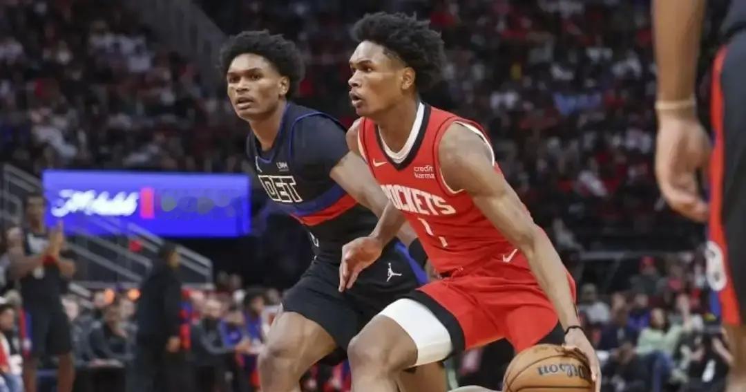 这哥俩进了NBA，处境还真不一样。哥哥阿门在火箭，球队想让他打控卫。但前面