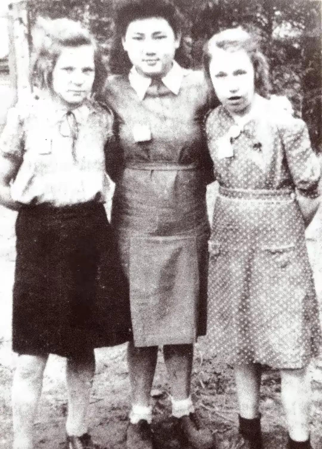 这是两张珍贵的照片，（图一）是1941年朱敏（朱德女儿）在德国集中营和两位难友捷