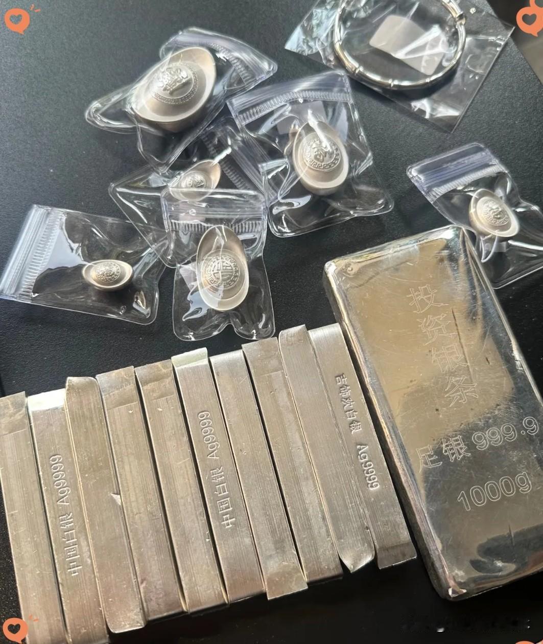 现在买白银的，估计都懵了！不是银价跌得狠，而是以前抢着囤货的人，现在金店银
