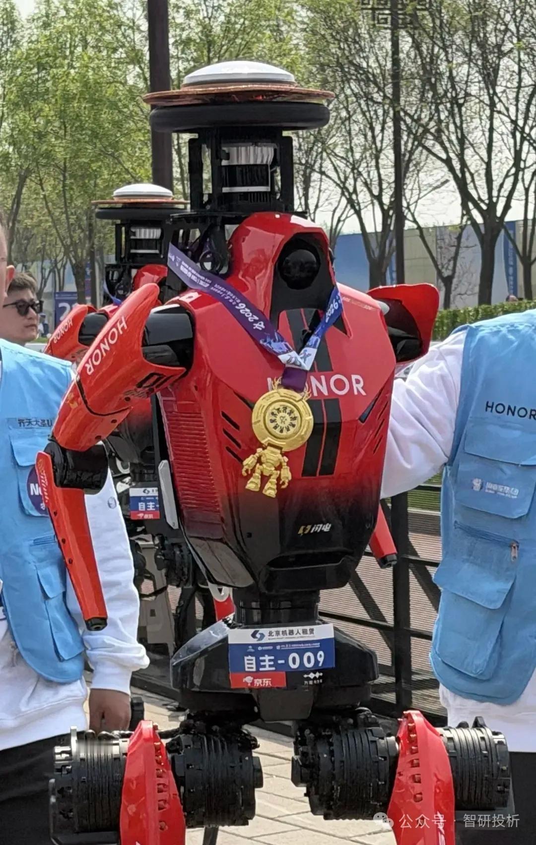 荣耀机器人深度绑定7家核心合作商，全产业链支撑量产落地荣耀机器人斩获人形机