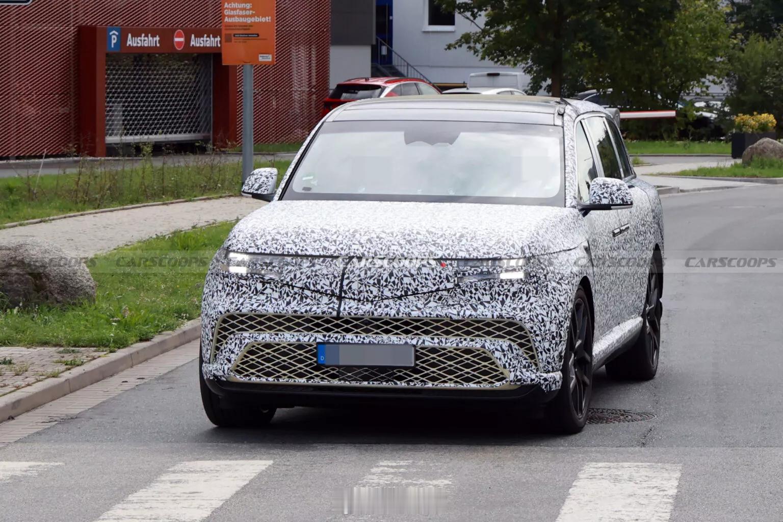 捷尼赛思旗舰SUVGV90路试车曝光～竟然用了概念车同款的无B柱对开门设计，总