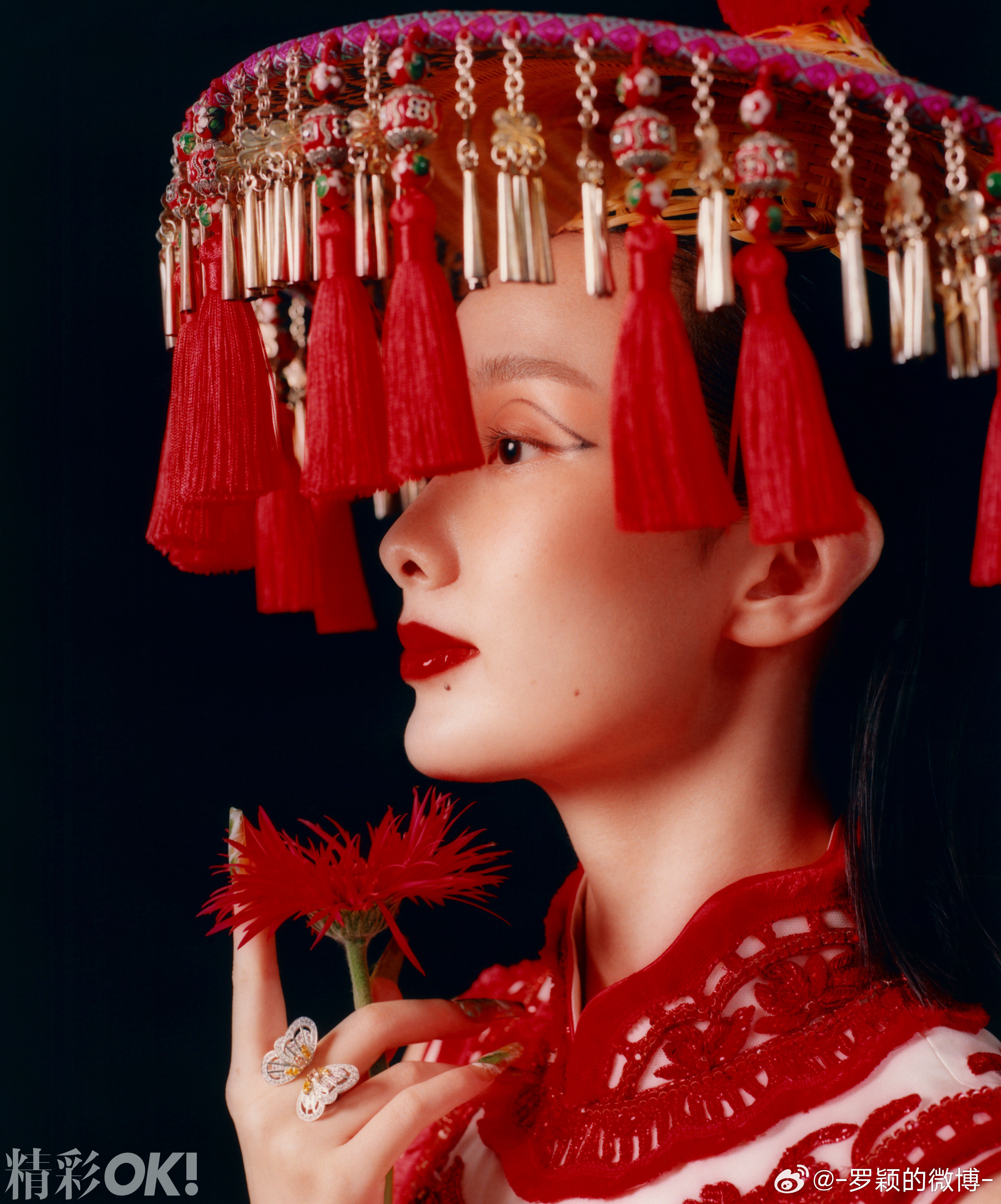 花形易朽，而魄长存——光穿过她脊背的刹那，肌肤便有了琉璃的纹理，睫毛垂落星屑，唇