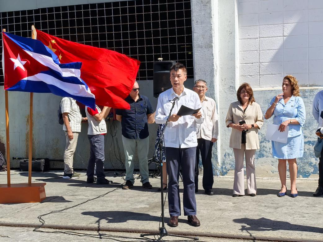 特朗普1月签了道行政令，任何国家敢给古巴供油，输美商品直接加关税。这道令一出，国