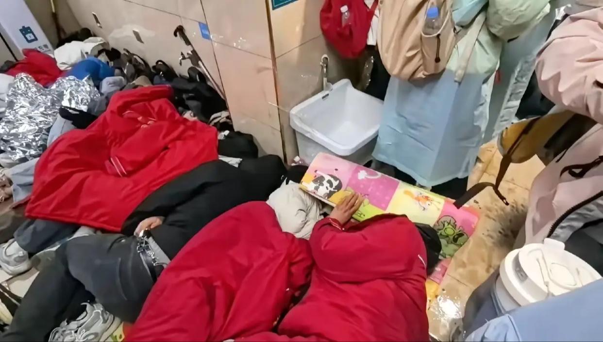 泰山厕所挤满过夜年轻人，背后是最真实的出行无奈泰山厕所睡满了人，也不分男女了