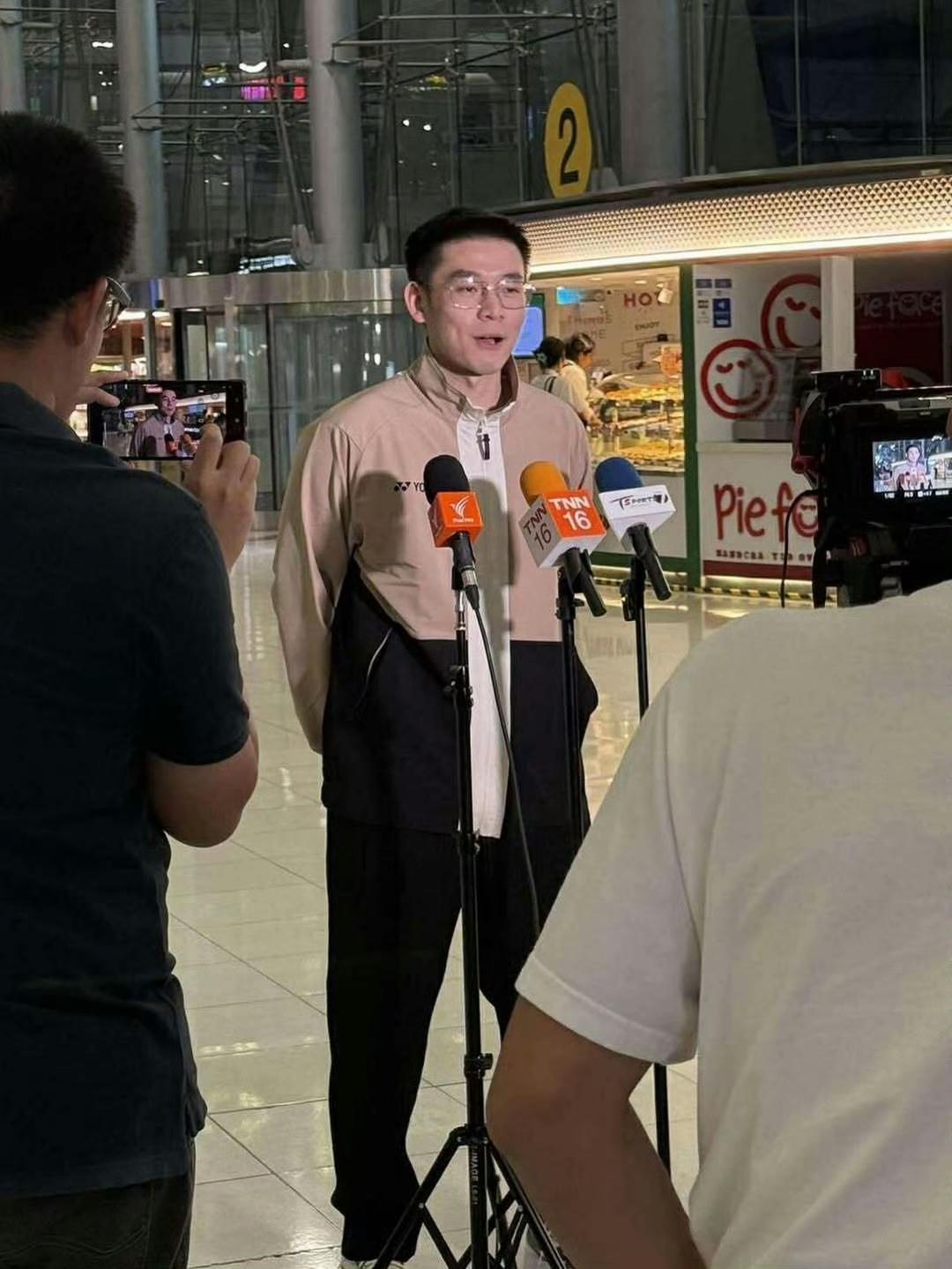 世锦赛亚军昆拉武特🇹🇭回国了[吃瓜]，我们的石宇奇🇨🇳夺冠了，突然