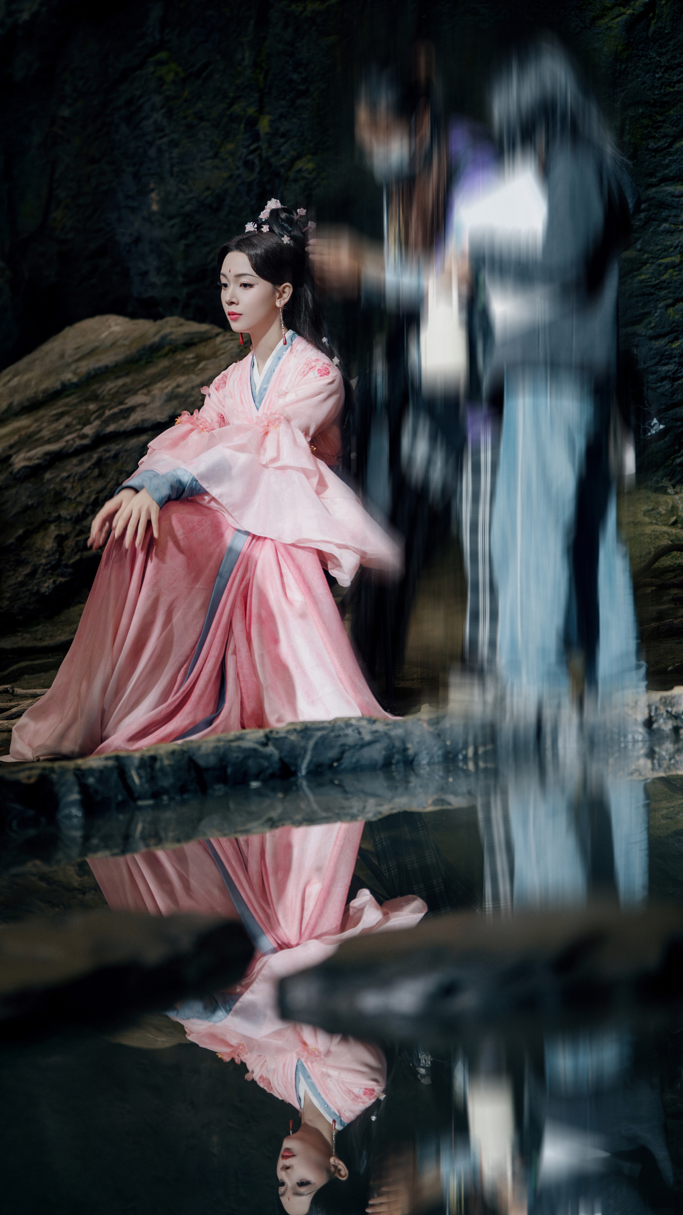 是新鲜的粉衣桃桃～～～这套也很美！！！《水龙吟》西方桃☽剧照-粉衣（粉蓝）+