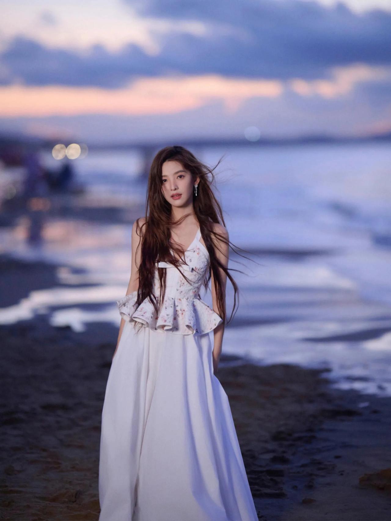 这组照片是海边少女的浪漫叙事诗。从场景到人物，每处都藏着细腻心思。海边暮色当背景