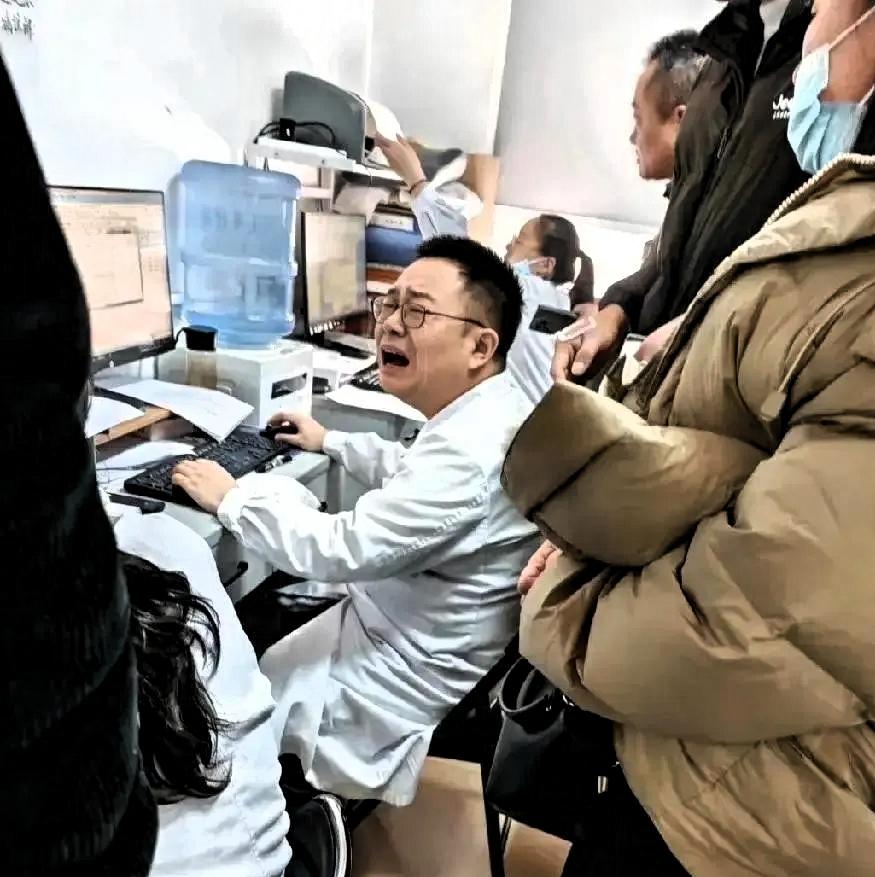一位主任医师在医生办公室嚎啕大哭，原来是因为他母亲被确诊为胰腺癌晚期！这位