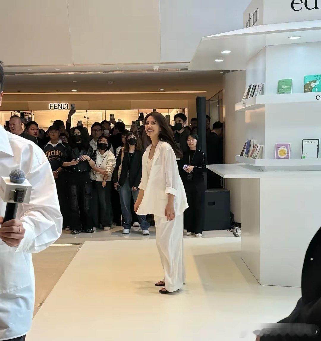 这种衣服不是超模身材还是别尝试了，高圆圆都穿成一米五了。​​​