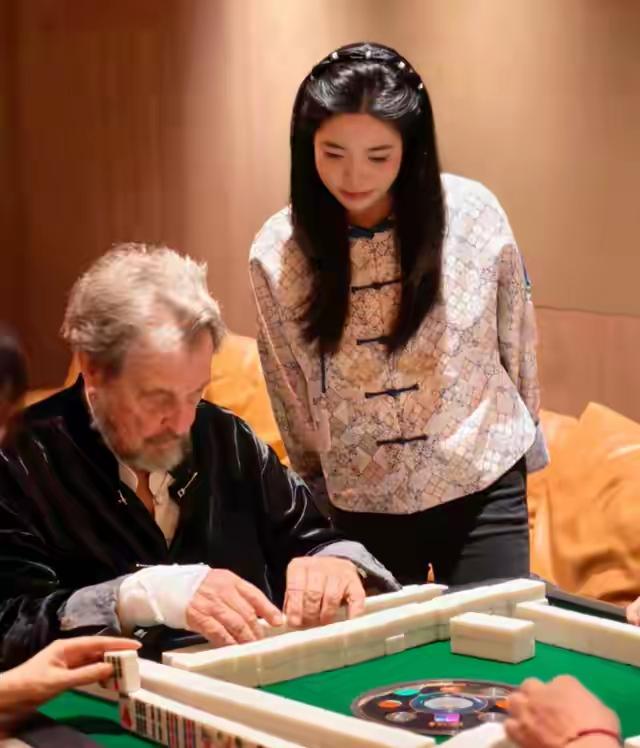 反差太大！55岁马斯克深陷感情纠葛，80岁首富老爹在中国潇洒享乐，麻将翡翠玩不停