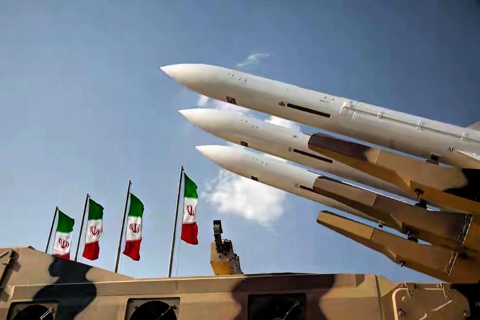 美伊大戏拉开帷幕，轰炸机磨刀霍霍，加油机像空中饭馆随时待命。千钧一发之际，特