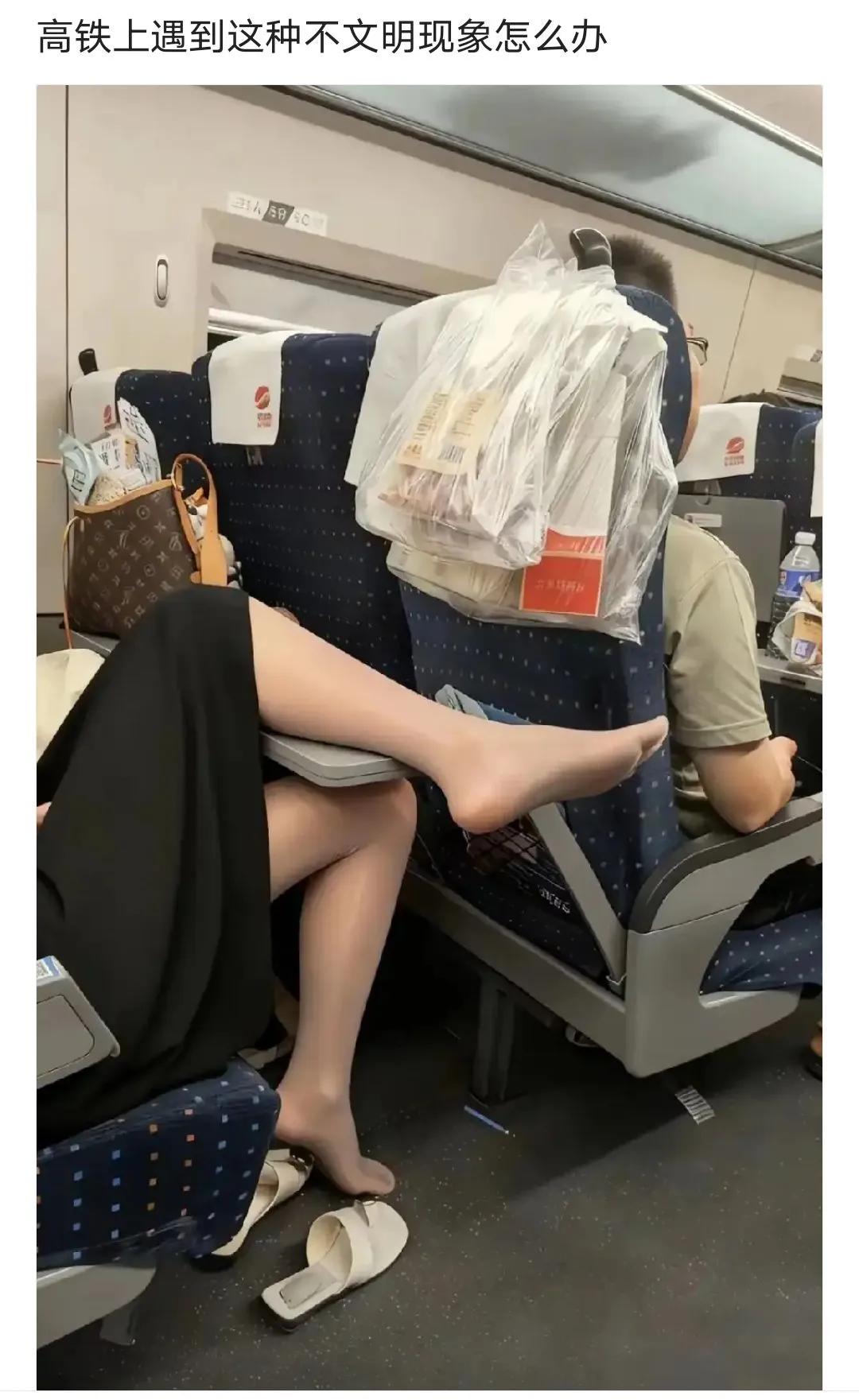 高铁上遇上不文明的行为你会怎么办？出来制止吗？再看到这么美的女生，你会再出言指