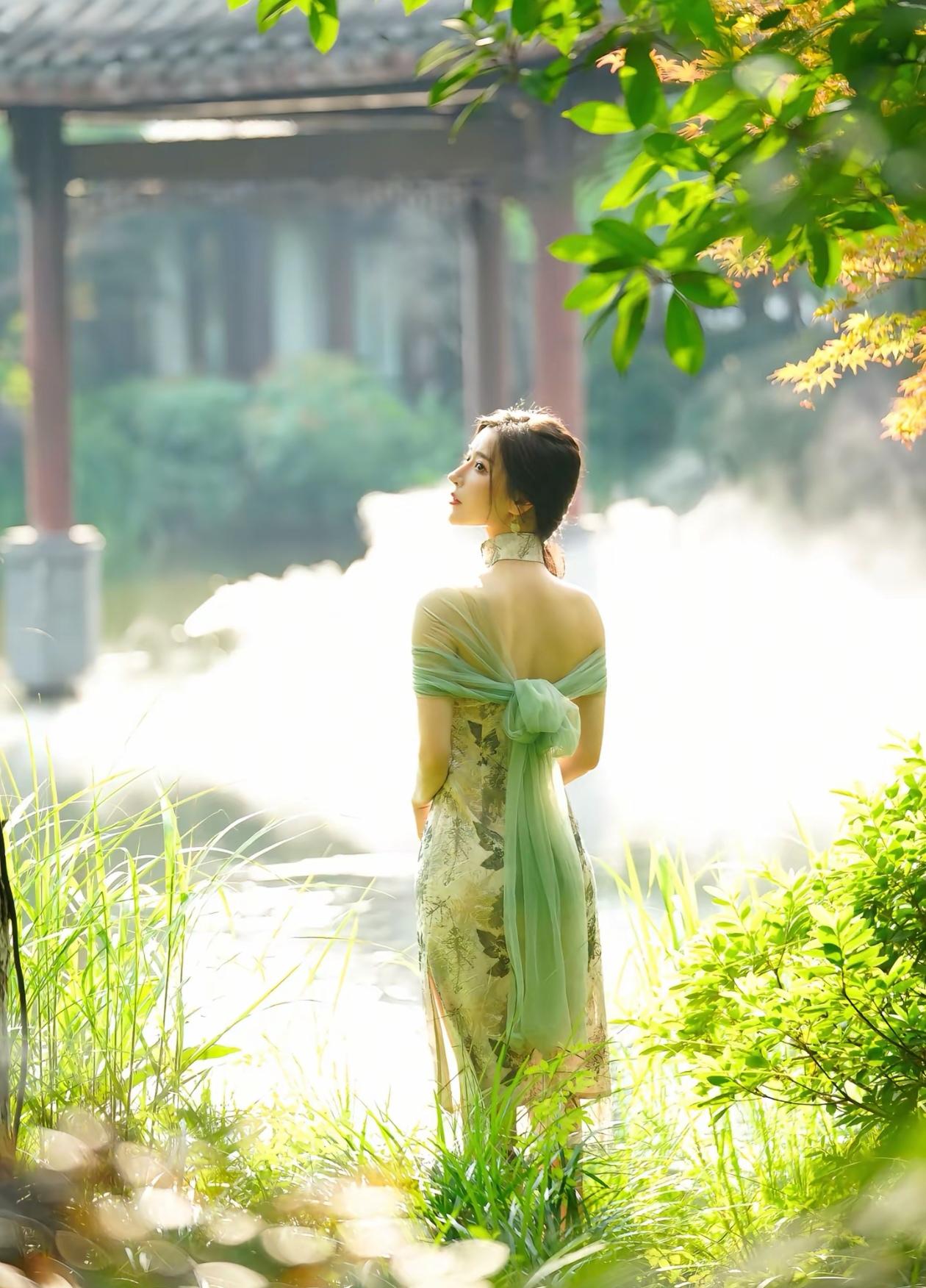 古典韵味，绿意盎然，仿佛置身于江南水乡的仙境之中。