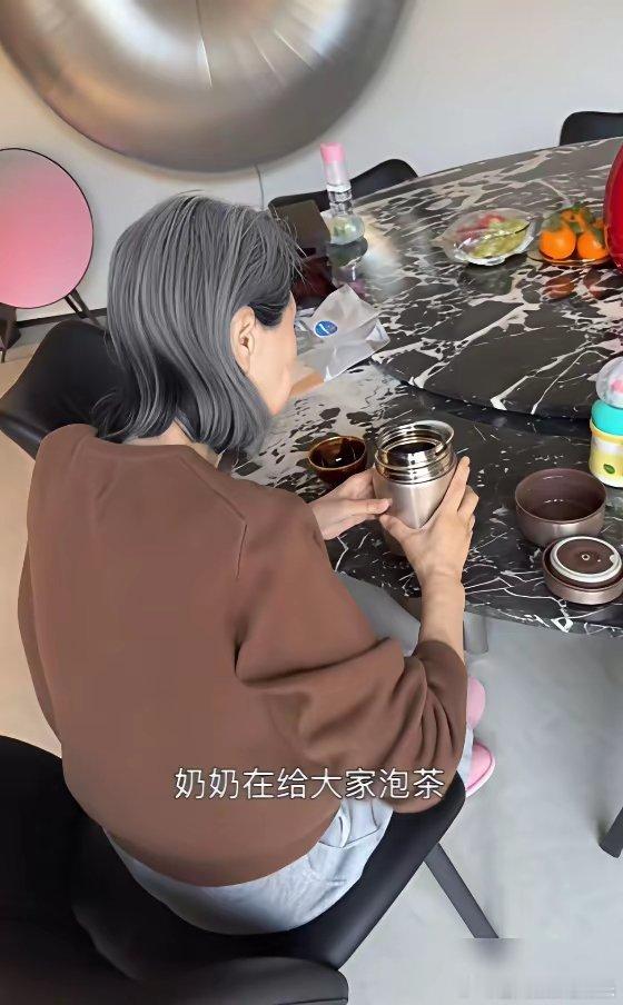 杜淳这顿年夜饭，信息量太大了。父亲杜志国在，生母杨丽也在。离婚几十年，一个再婚