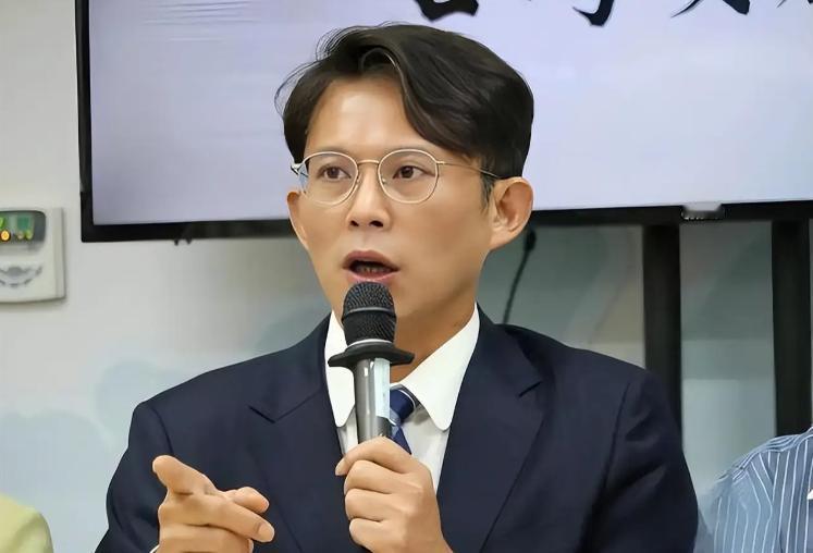 民众党主席黄国昌表示，台湾人不必承认自己是中国公民，但从文化和种族角度来说，你的