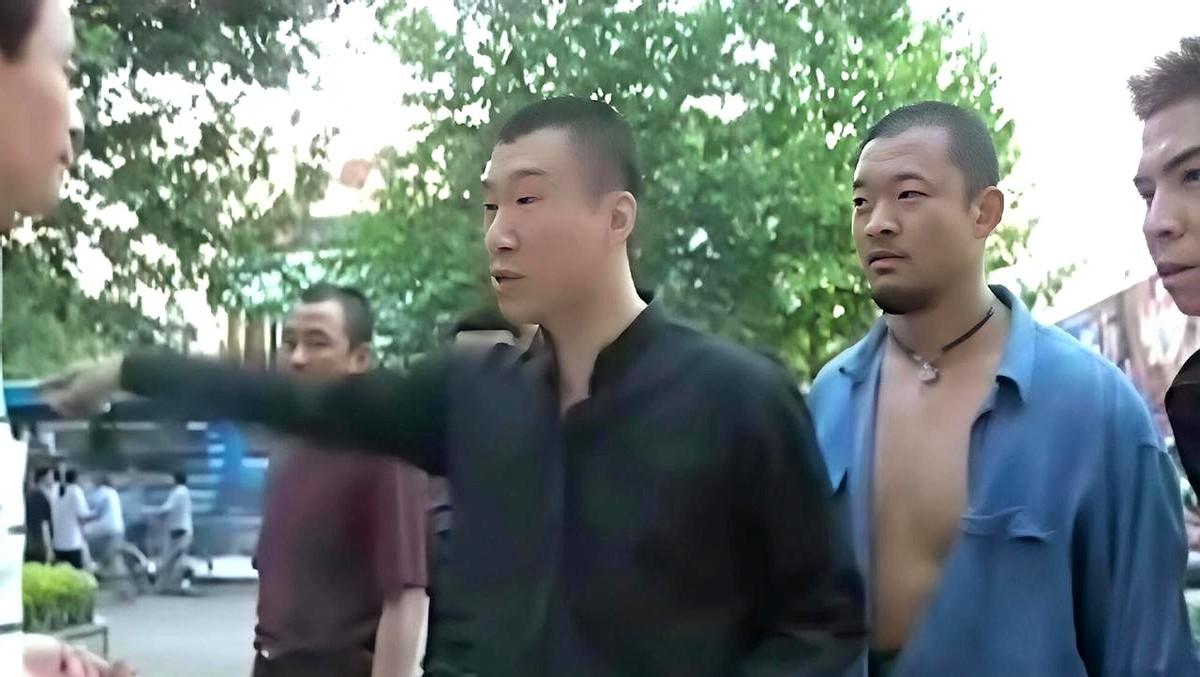 刘华强那句“让丁棍过来试试”，纯属嘴硬。丁棍原型李建起，干部家庭出身，退伍后