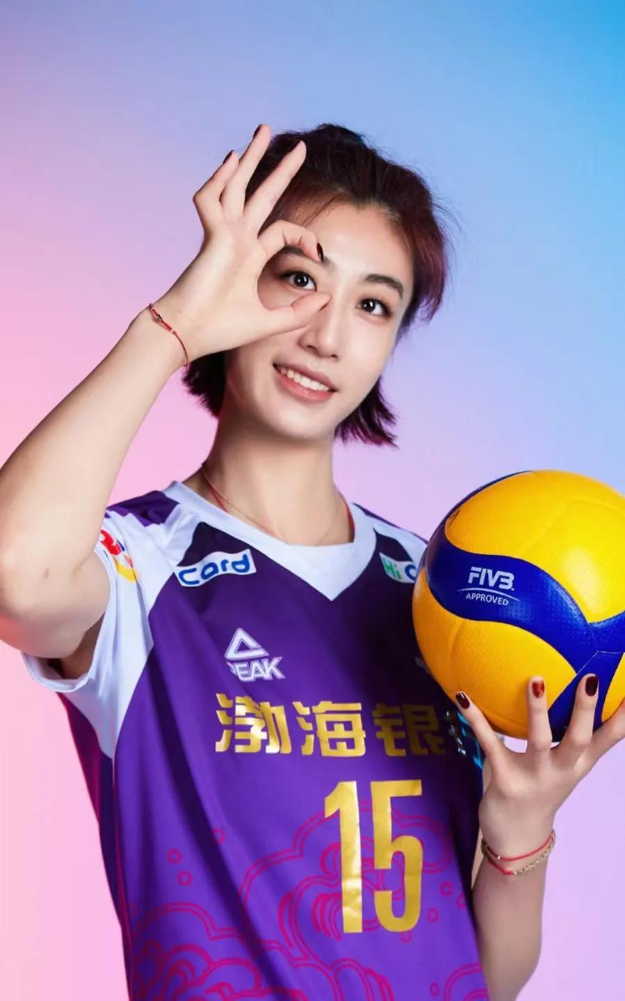 王媛媛1997年生于甘肃平凉，父母皆为篮球运动员，她完美继承体育基因。12岁赴天