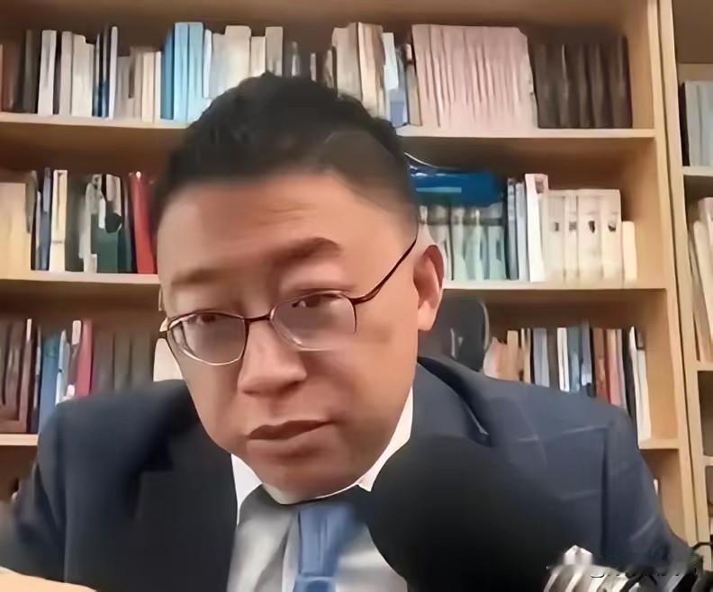 沈逸把话筒拍在桌上那一下，我耳机差点炸掉。他说得直白：境外钱不是不能拿，得先问