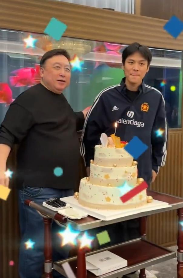 厉害了，王晶70岁生日现场，竟然出现了小杨哥的身影，果然有钱人就是不一样