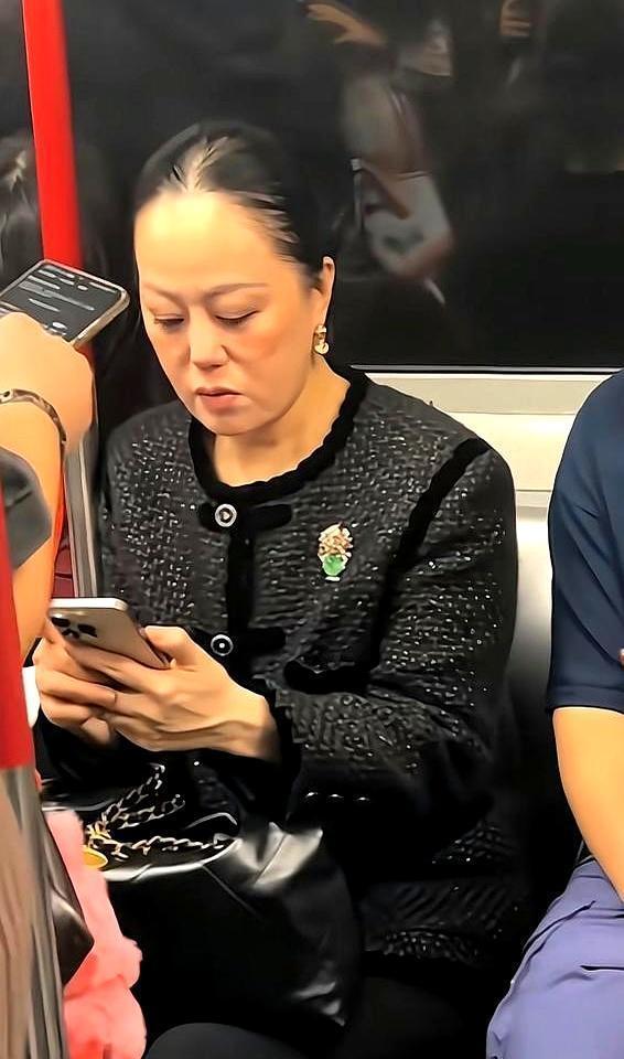 62岁章小蕙挤地铁，耳环够买你一年工资，全车厢没人认出她。那张生图疯传，她穿香