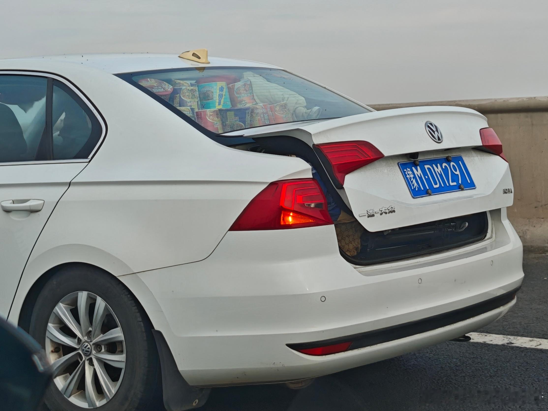 这兄弟我看他一路了，估计是全家开车回去过年一车的东西，后备箱也关不上…重点是还开