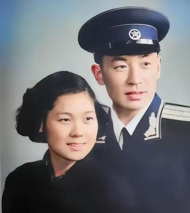 这是迟浩田和姜青萍的结婚照，都看看吧，俩人很有夫妻相，迟浩田将军年轻时很帅，姜青