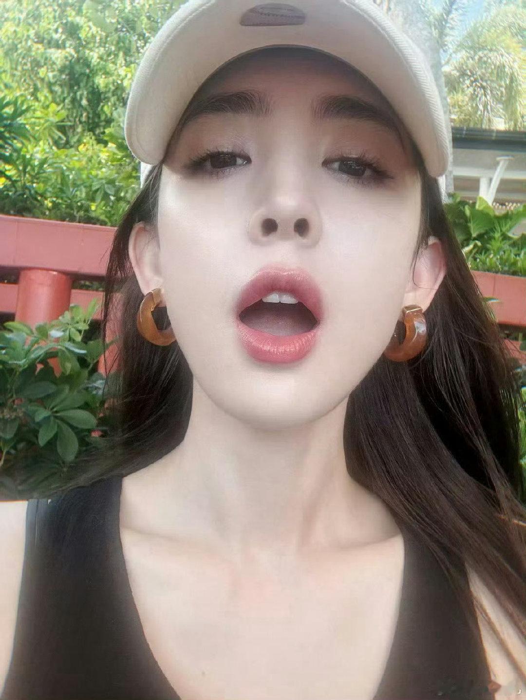 娜扎自拍好喜欢张嘴啊是习惯性动作了吧，心疼ing​