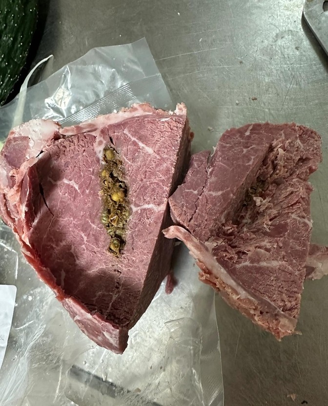 网上买的牛肉，切开一看傻眼了，里面不知道是什么，味道那叫一个销魂，差点没把我送走