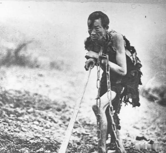 1938年冬天，西藏一位农奴冒着寒冷的天气，正在从事牛马一样的劳动。1938