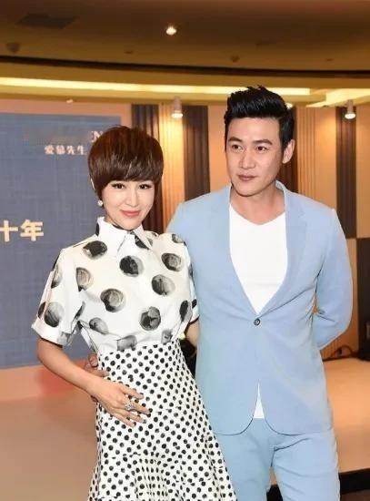 一次，主持人问鲍蕾：“你和陆毅结婚16年了，仍然恩爱如初，到底有什么秘诀？”鲍蕾