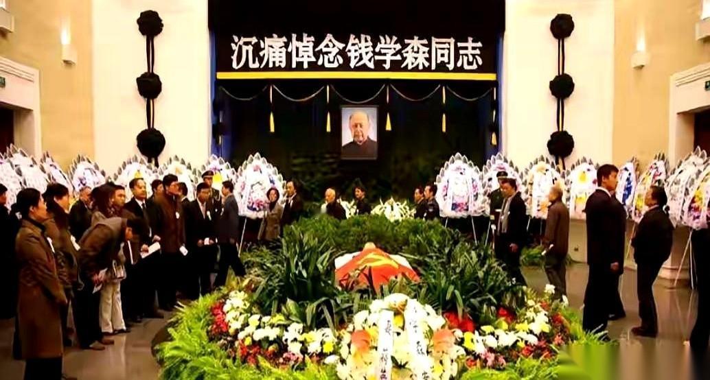 一个,是让我们能把腰杆挺得笔直的底气。另一个,是帮全人类捅破认知天花板的那个人
