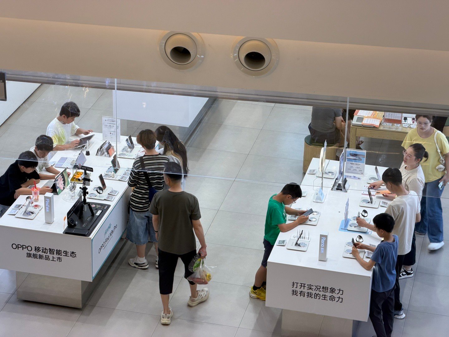 商场的手机店，到了周末，就成了小学生的乐园了