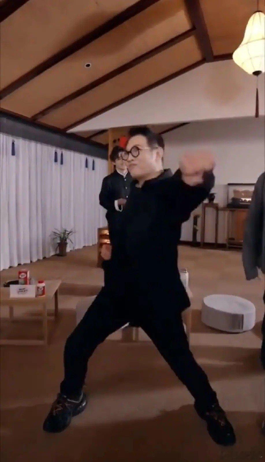 现在全网最懵逼的应该就属黄秋燕了，她怎么也不会想到老年版的李连杰竟然这么颠了，真