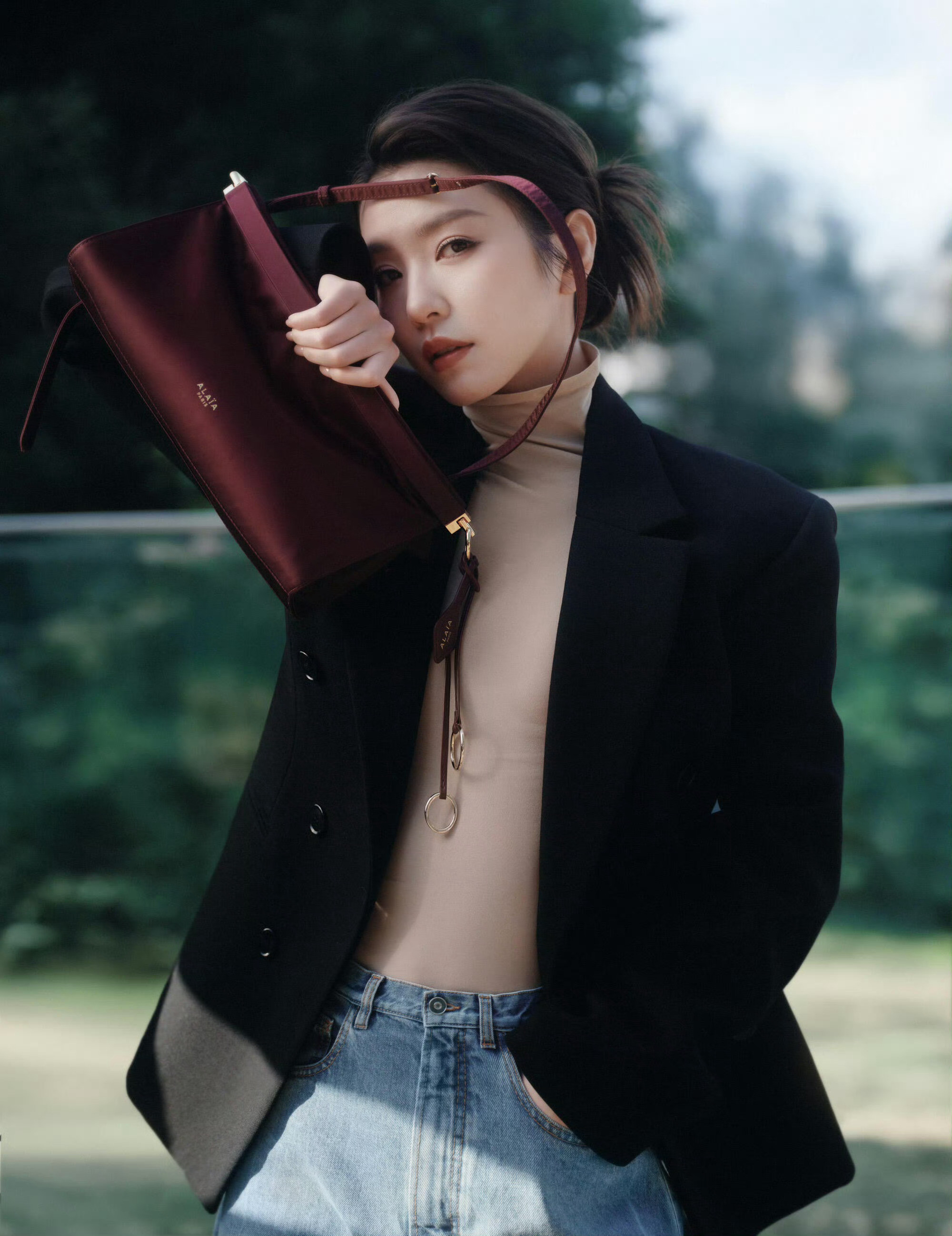 李云霄亮相全新造型写真，身着Alaia套装，手拎LeClick新年系列手袋，诠