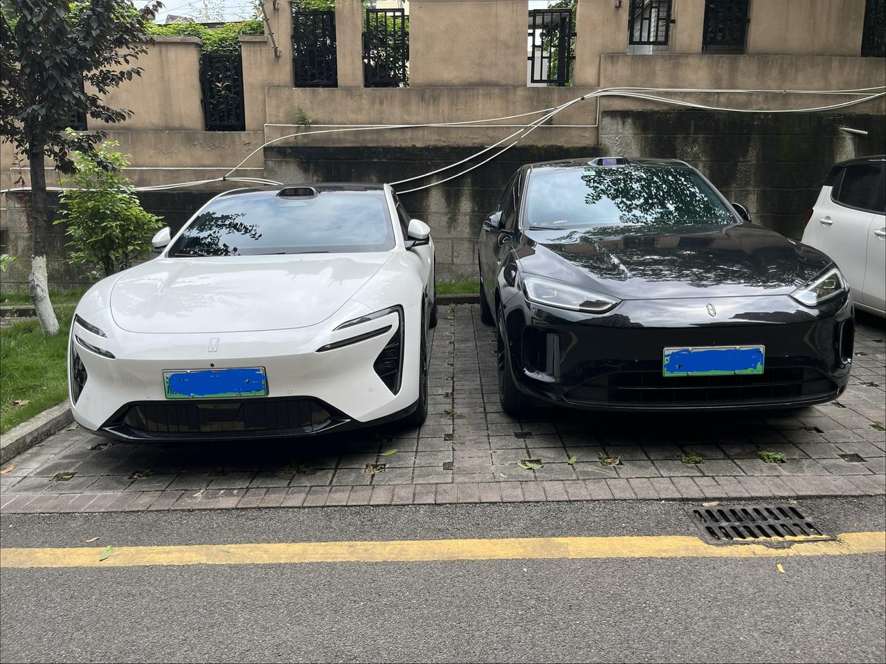 楼下停着的两台车，一台是阿维塔06T，一台是问界M5。阿维塔06T的价格区间是