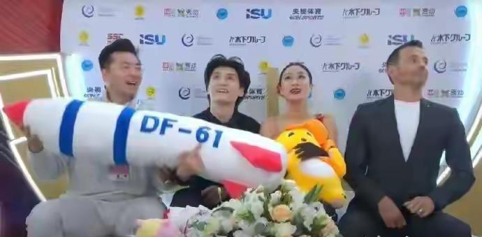 中国花滑选手因拿起标有“DF-61”字样玩偶，遭到国际滑联调查！这不就是一个毛