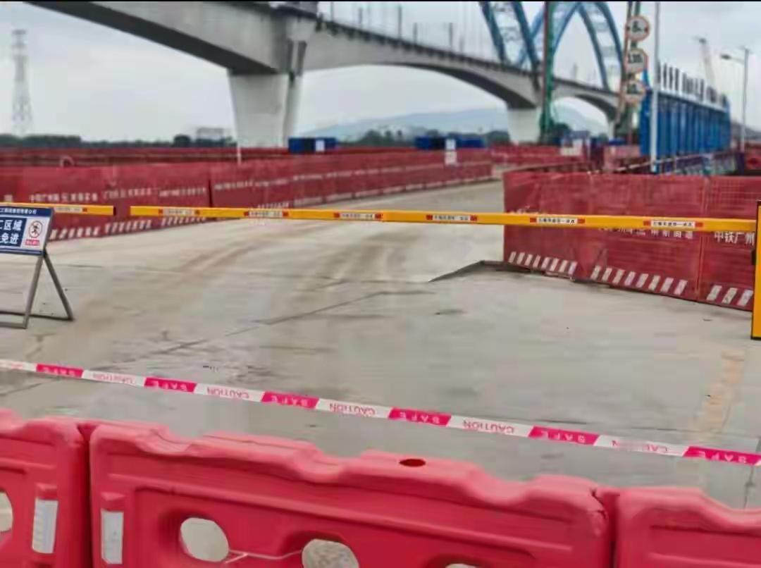 痛心！一家五口自驾游，成了无法挽回的永别。广州一家五口在江门游玩时，车辆误入一处